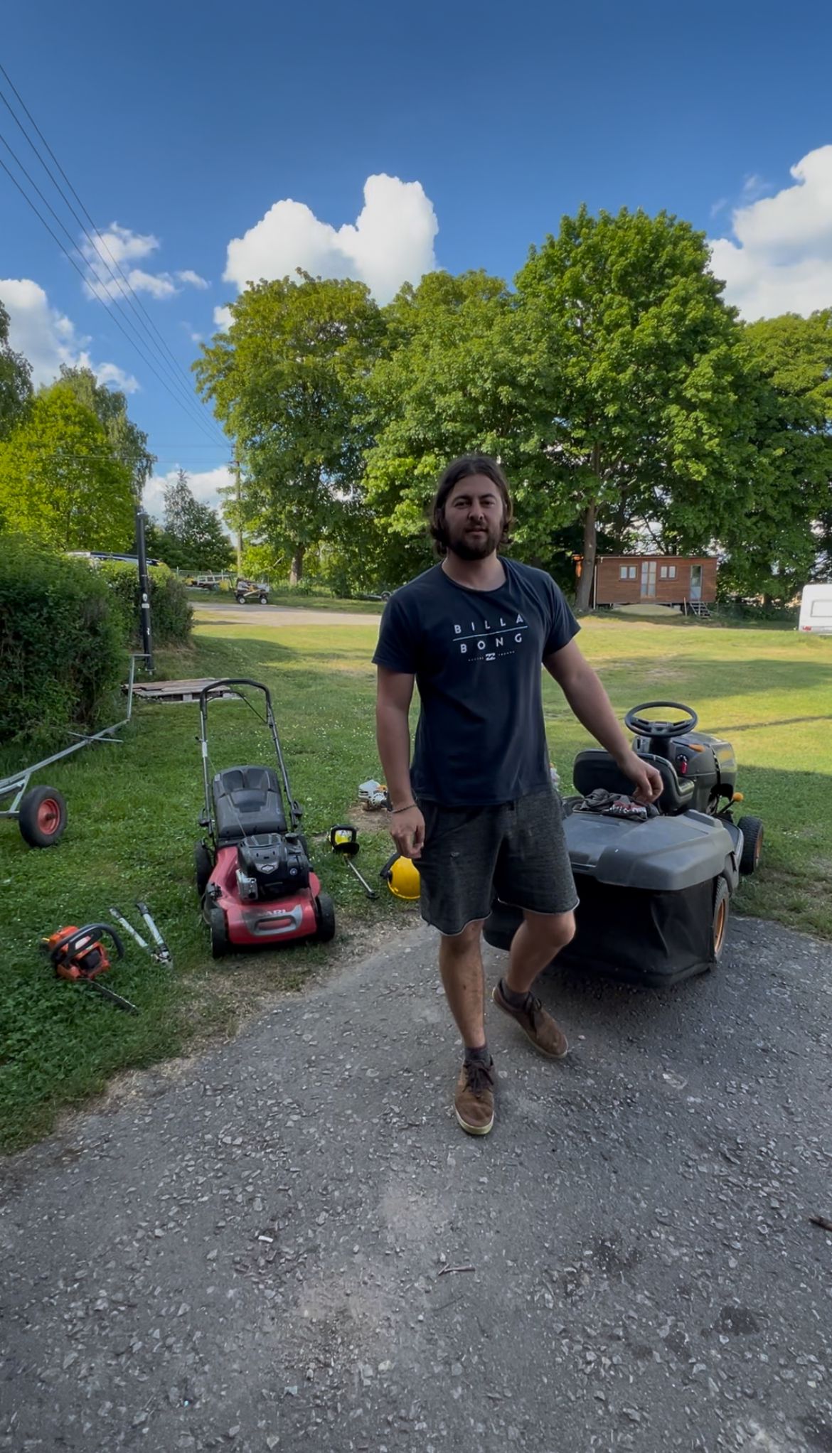 Zahradník při práci s profesionálním vybavením